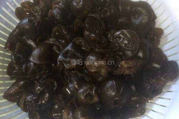 黄瓜炒木耳的做法图解1
