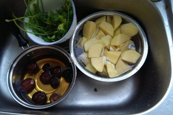 沙锅煲土豆块咖喱鸡汤的做法图解3