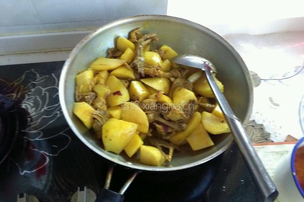 沙锅煲土豆块咖喱鸡汤的做法图解6