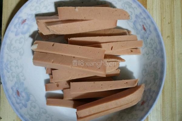 青椒炒火腿的做法图解1