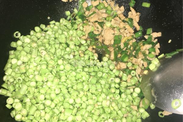 豆酱肉末炒豆角的做法图解5