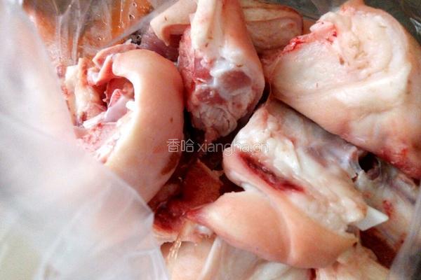 闷猪蹄的做法图解1