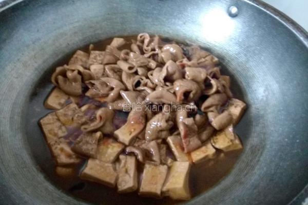 大肠炖豆腐的做法图解7