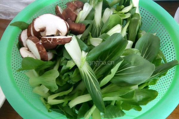 香菇青菜的做法图解1
