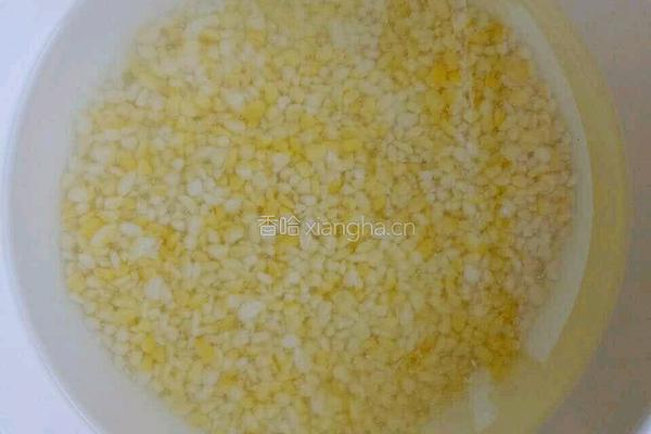 大米碴子焖豆饭的做法图解1