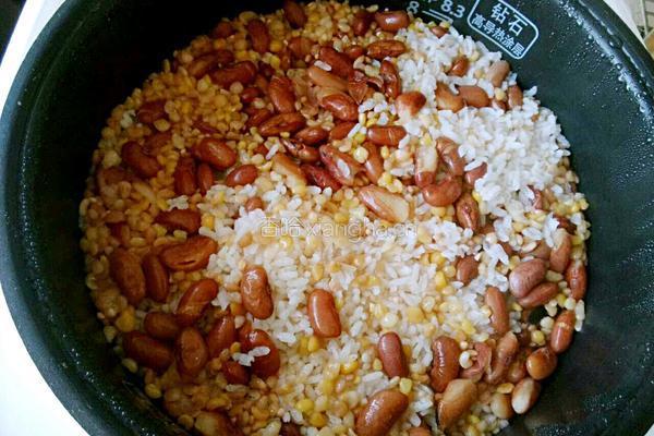 大米碴子焖豆饭的做法图解8