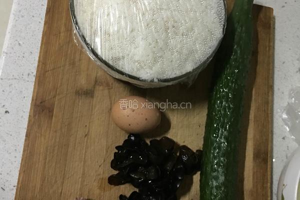 鸡蛋木耳黄瓜炒饭的做法图解1
