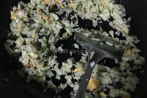鸡蛋木耳黄瓜炒饭的做法图解6