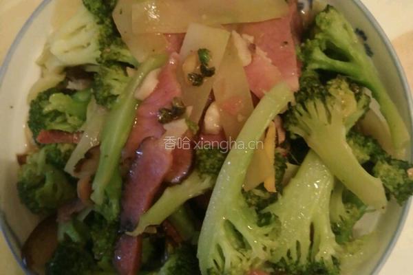 西兰花炒腊肉的做法图解3