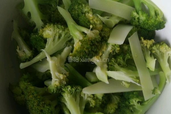 西兰花炒腊肉的做法图解1