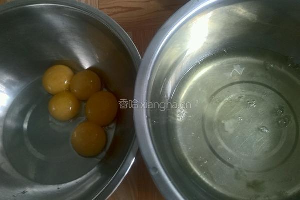 蔓越莓中空戚风的做法图解2