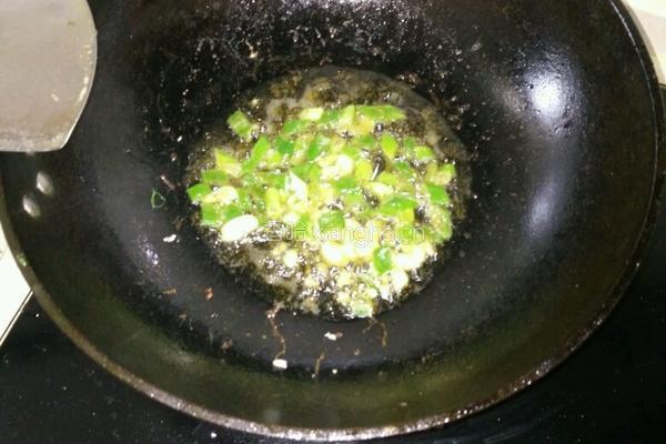 韭菜苔炒粉的做法图解2