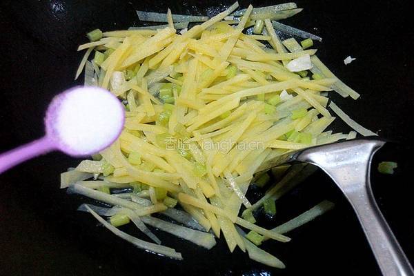 芹菜炒土豆丝的做法图解5