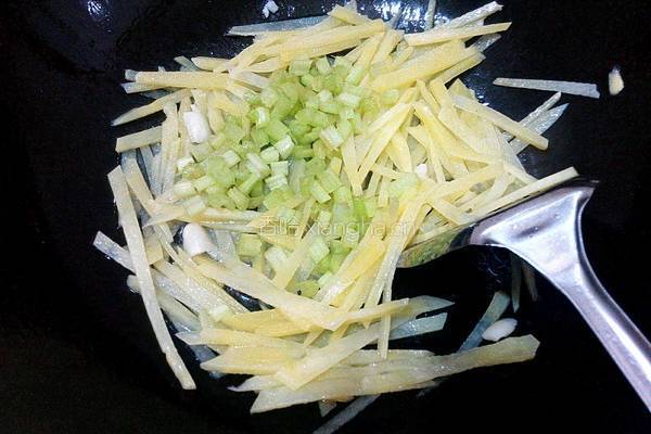 芹菜炒土豆丝的做法图解4