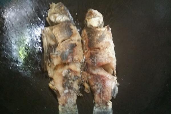 大枣黑豆炖鲤鱼的做法图解3