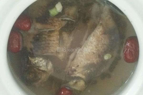 大枣黑豆炖鲤鱼的做法图解4