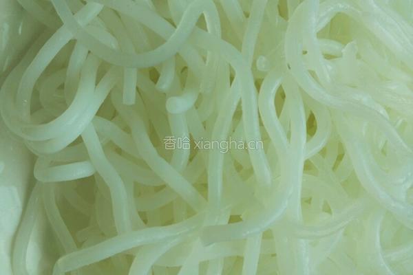 芹菜鸡蛋炒粉的做法图解1