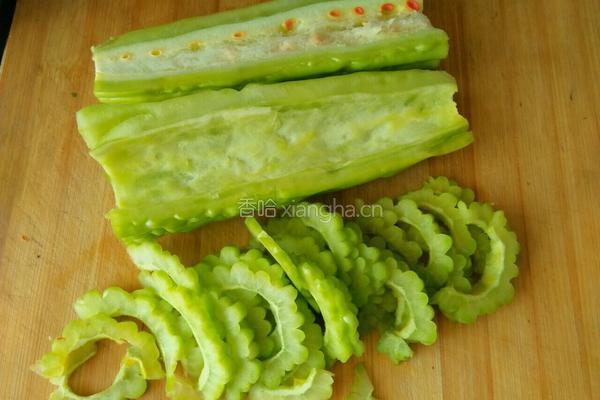 凉拌洋葱苦瓜的做法图解1
