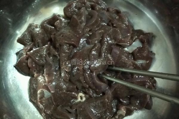 蒜苗红椒炒猪肝的做法图解1
