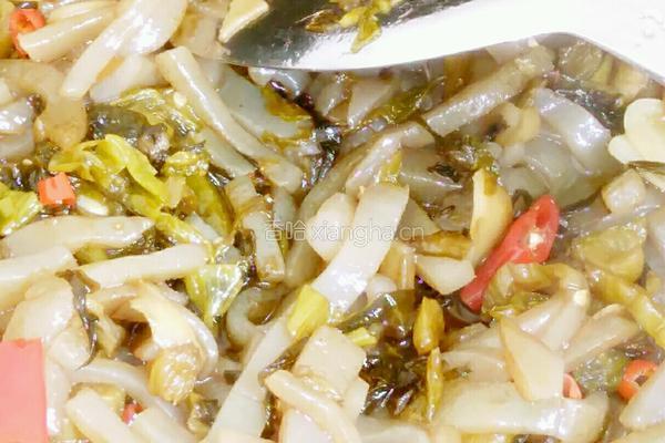 酸菜炒蘑芋的做法图解3