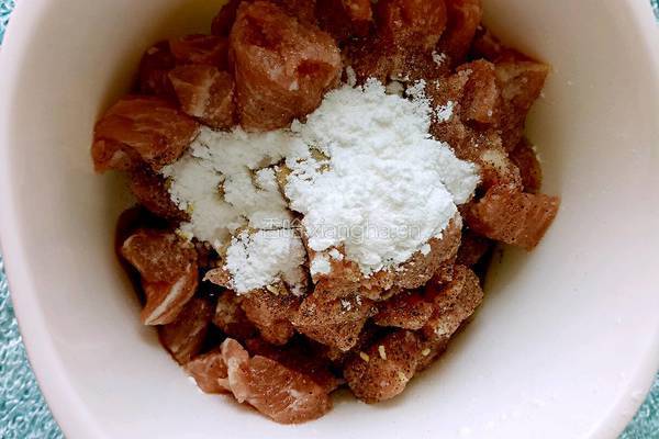 豌豆炒肉丁的做法图解3