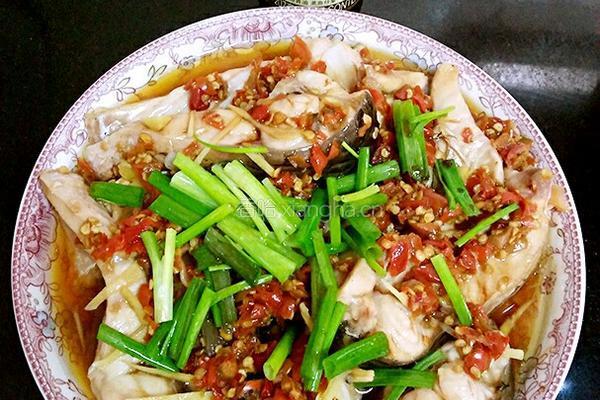 剁辣椒蒸鱼的做法图解7