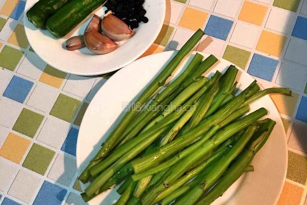 青椒豆豉炒空心菜梗的做法图解1