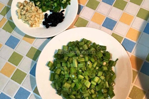青椒豆豉炒空心菜梗的做法图解2
