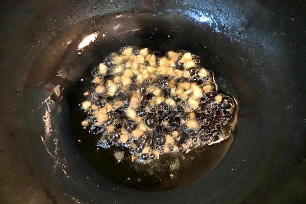 青椒豆豉炒空心菜梗的做法图解3