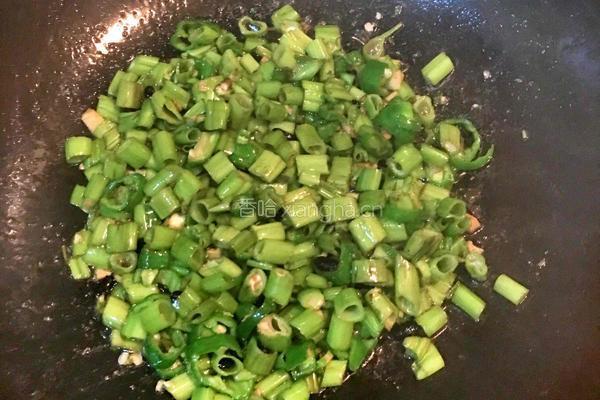 青椒豆豉炒空心菜梗的做法图解5