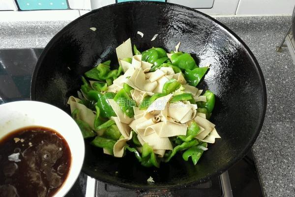 青椒炒豆皮的做法图解7
