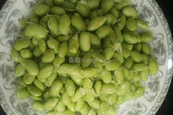 毛豆米炒辣椒的做法图解1