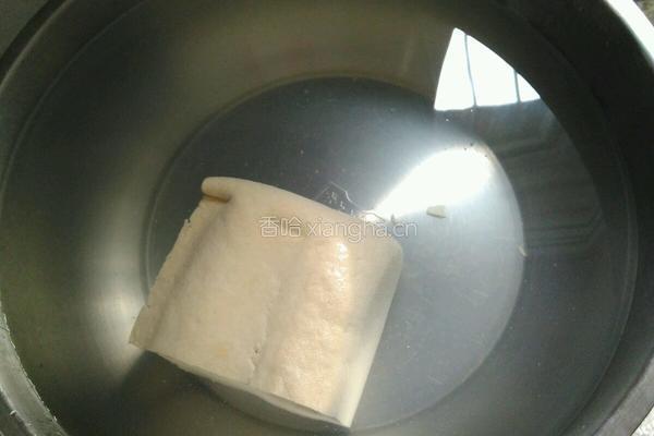 皮蛋拌豆腐的做法图解1