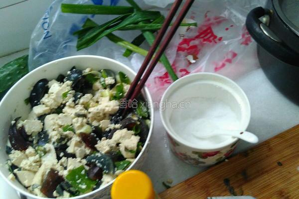 皮蛋拌豆腐的做法图解3