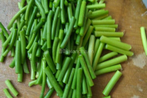蒜苔炒腊肉的做法图解2