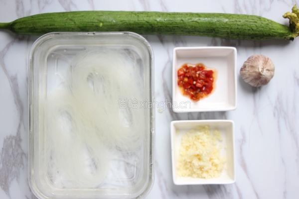 蒜蓉粉丝蒸丝瓜的做法图解1