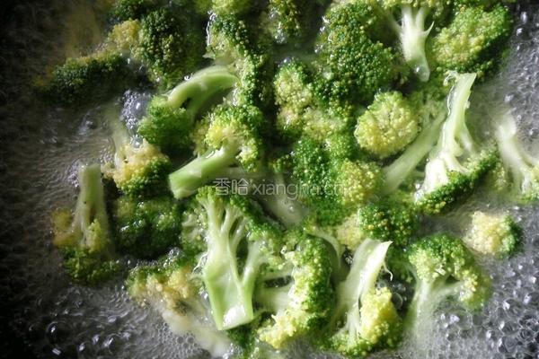 火腿炒西兰花的做法图解3