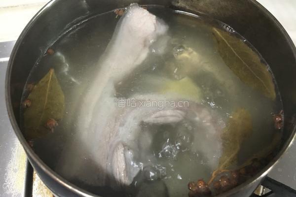 蒜苗回锅肉的做法图解1