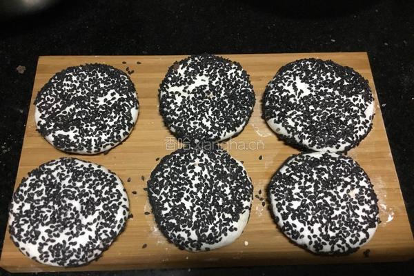 黑芝麻糯米饼的做法图解6