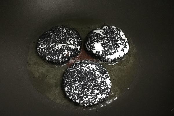 黑芝麻糯米饼的做法图解7