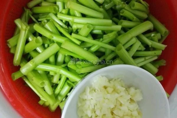 蒜泥空心菜的做法图解1