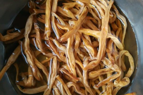 金针菜蒸鸡的做法图解1