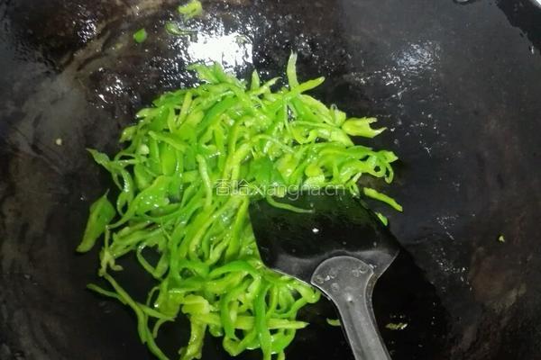 青椒茶干的做法图解1