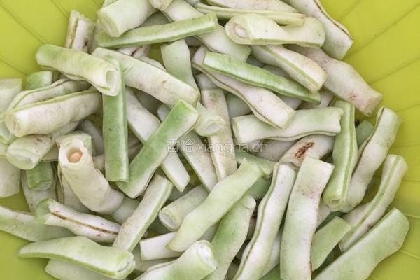豆角土豆肉炖粉条的做法图解1