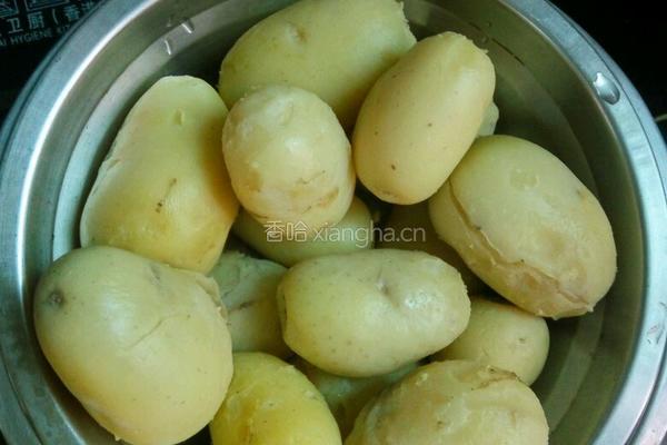 腌小土豆的做法图解1