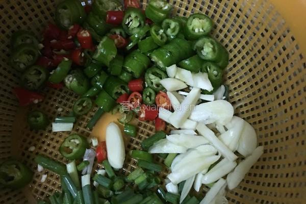 丝瓜炒鸡蛋加瘦肉的做法图解2
