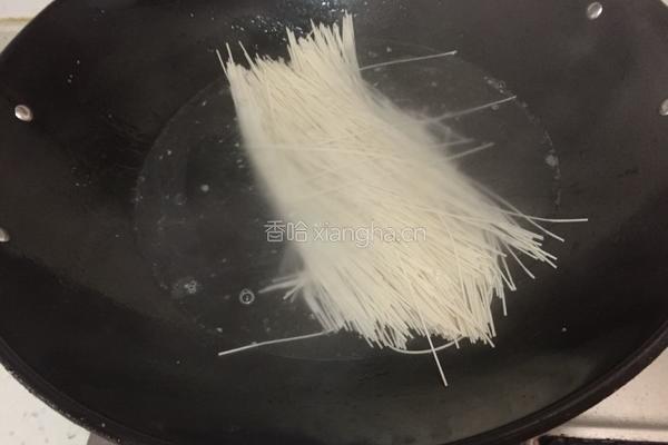蒜香绿豆芽拌面的做法图解4