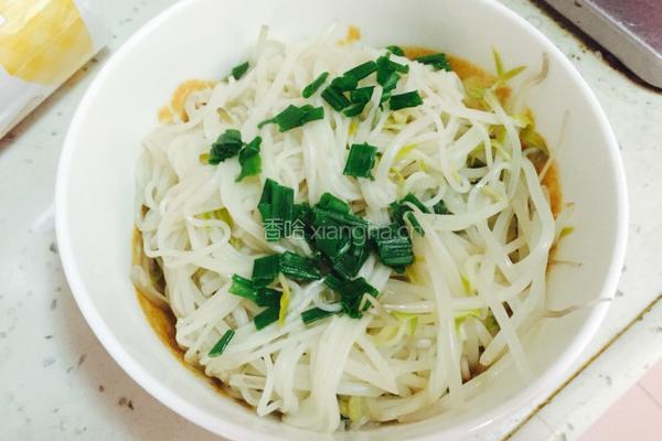 蒜香绿豆芽拌面的做法图解6