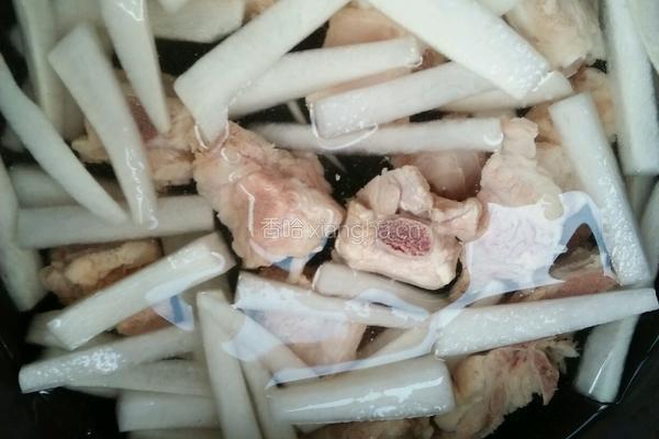 排骨炖萝卜的做法图解3