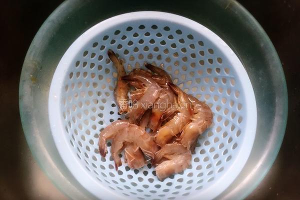 蒜蓉粉丝蒸虾的做法图解2